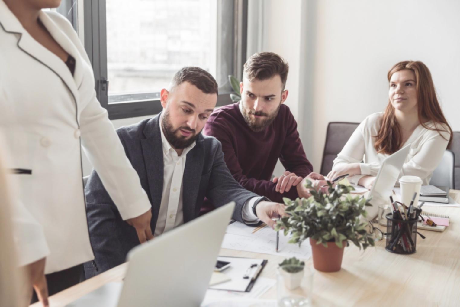 Équipe de recherche virunoqetralo développant des algorithmes innovants d'analyse financière